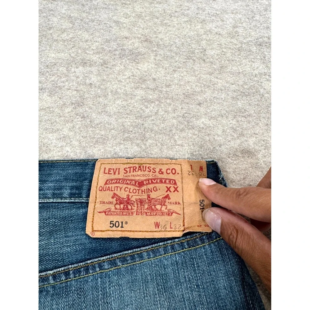 Levis 501 Original Fit Jeans Mens 36x32 Blue Denim Mid Rise Straight 00501-0197